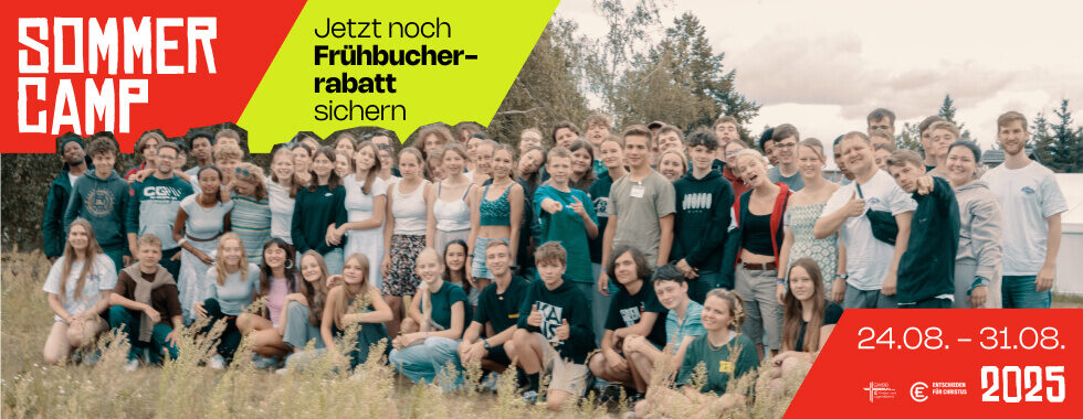 Ein Banner für das Sommercamp 2025 zeigt eine große Gruppe junger Menschen, die fröhlich in die Kamera lächeln. Im Design sind auffällige rote und gelbe Elemente mit dem Text „Sommercamp“, „Jetzt noch Frühbucherrabatt sichern“ sowie das Datum „24.08. – 31.08. 2025“ integriert. Logos des Gemeinschaftswerks Berlin-Brandenburg und der Entschieden für Christus Bewegung sind ebenfalls sichtbar.